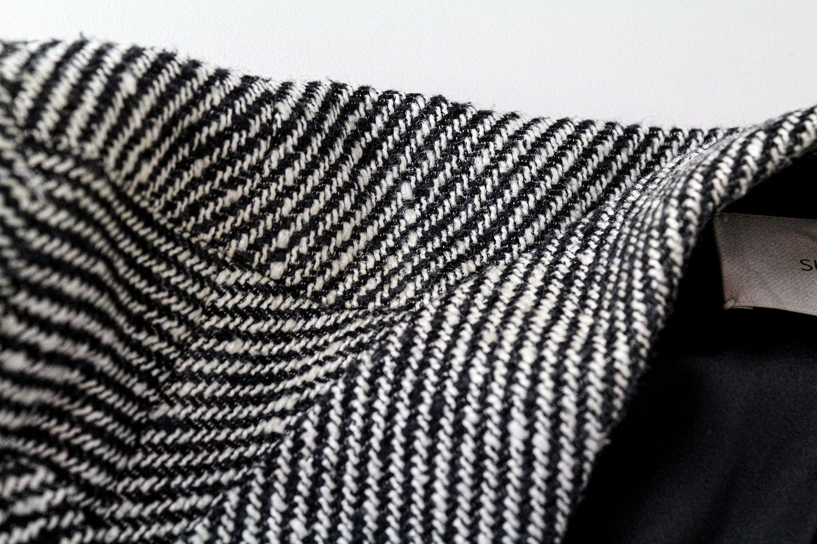 „SUITSUPPLY Olivia“ moteriškas pilkas šilkinis medvilninis švarkas su vieneiliu raštu, UK10R dydis 