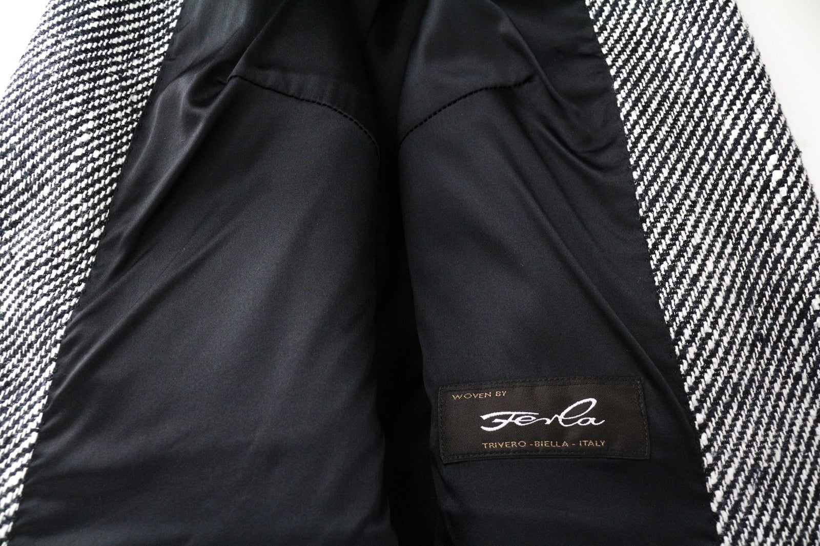 „SUITSUPPLY Olivia“ moteriškas pilkas šilkinis medvilninis švarkas su vieneiliu raštu, UK10R dydis 