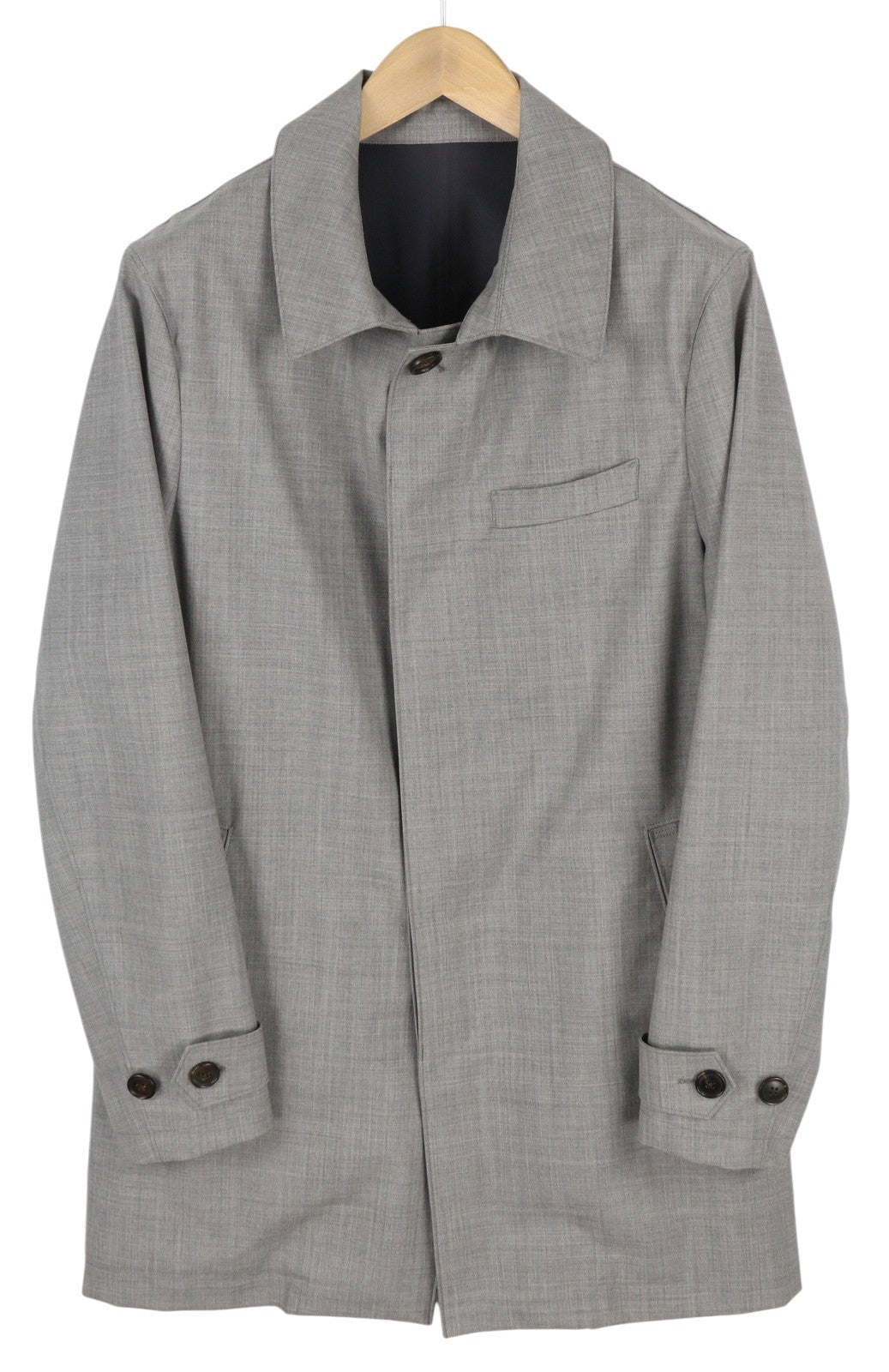 „SUITSUPPLY Rivington“ vyriškas lietpaltis, UK40R, pilkas melanžas, vandeniui atsparus, rekomenduojama mažmeninė kaina – 349 € 