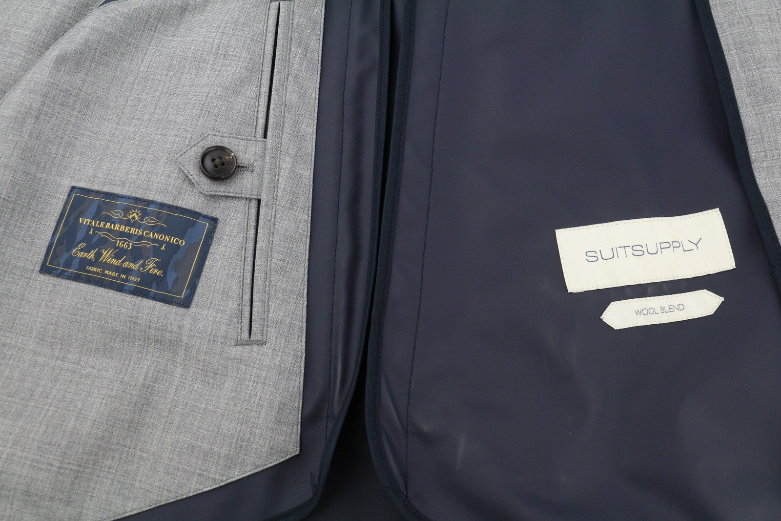 „SUITSUPPLY Rivington“ vyriškas lietpaltis, UK40R, pilkas melanžas, vandeniui atsparus, rekomenduojama mažmeninė kaina – 349 € 