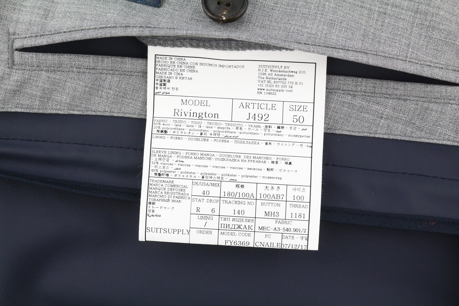 „SUITSUPPLY Rivington“ vyriškas lietpaltis, UK40R, pilkas melanžas, vandeniui atsparus, rekomenduojama mažmeninė kaina – 349 € 