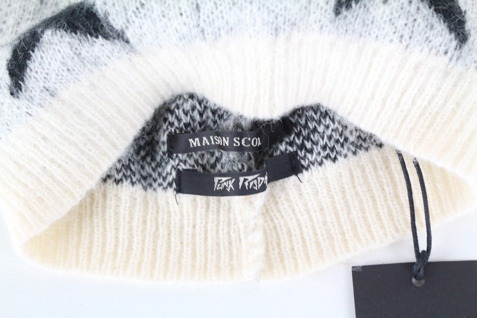 MAISON SCOTCH moteriškos šviesiai pilkos austos žvaigždės formos moherio mišinio kepurės su dviem pakuotėmis 