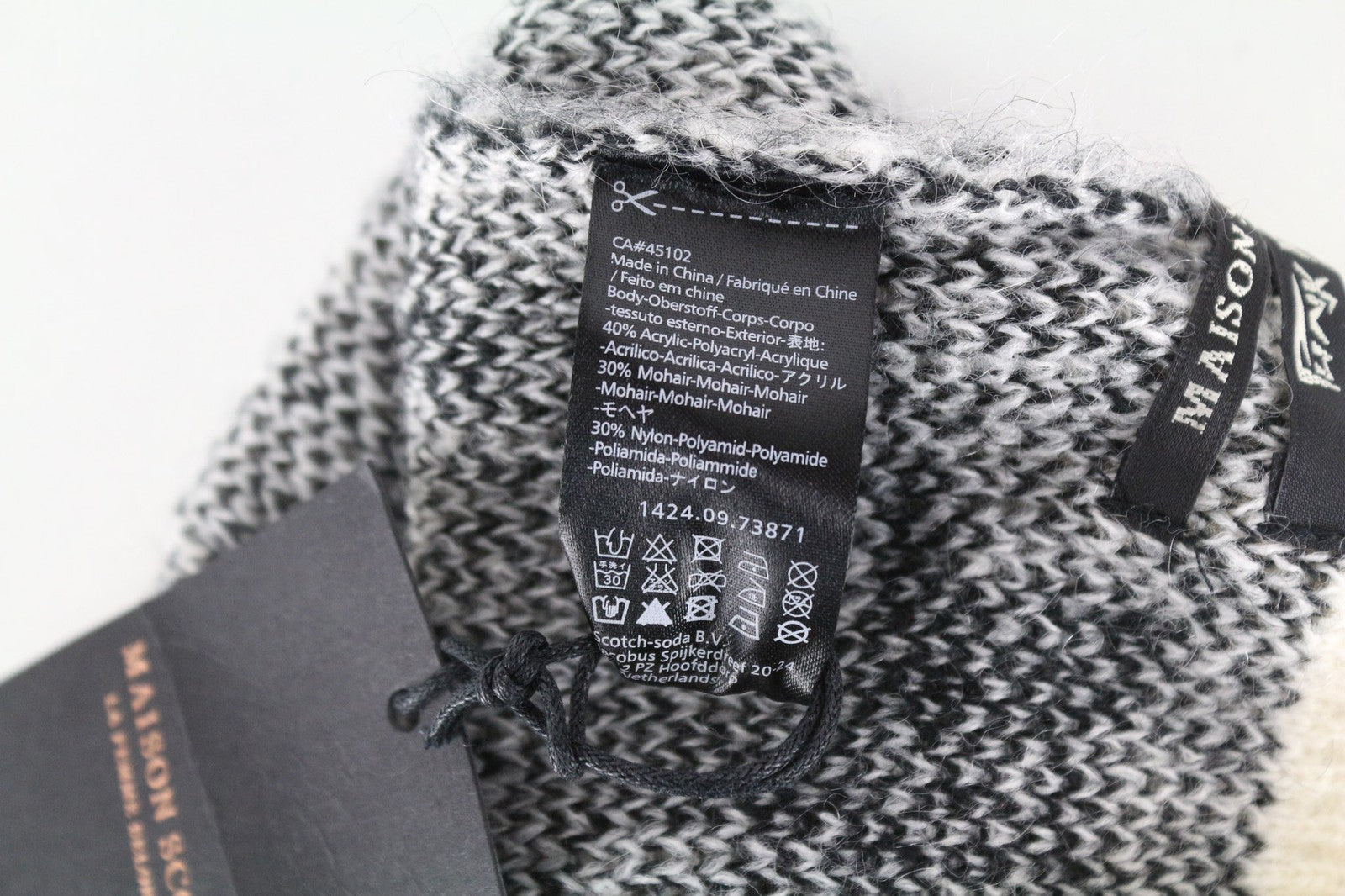 MAISON SCOTCH moteriškos šviesiai pilkos austos žvaigždės formos moherio mišinio kepurės su dviem pakuotėmis 