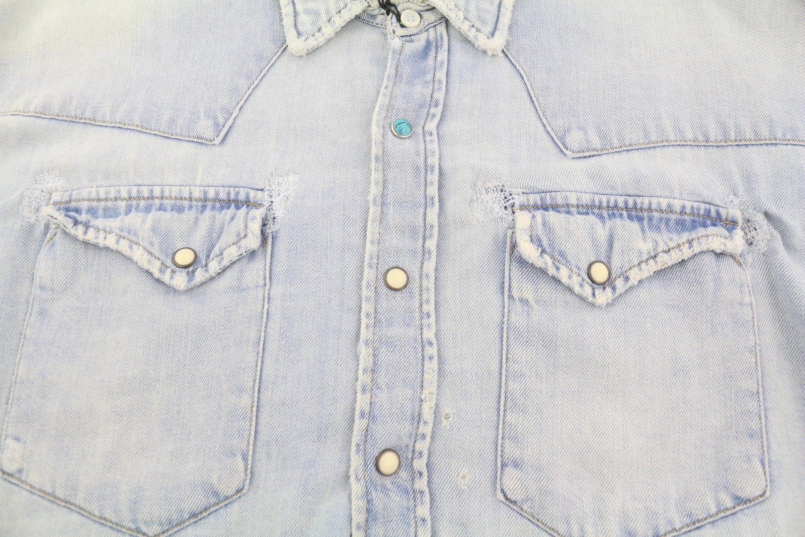 R13 Didelio dydžio trumpi berniukiški marškinėliai su kaubojiška medžiaga, moteriška striukė, M, „Sullivan“ lininio mišinio gaminys, rekomenduojama kaina – 500 € 