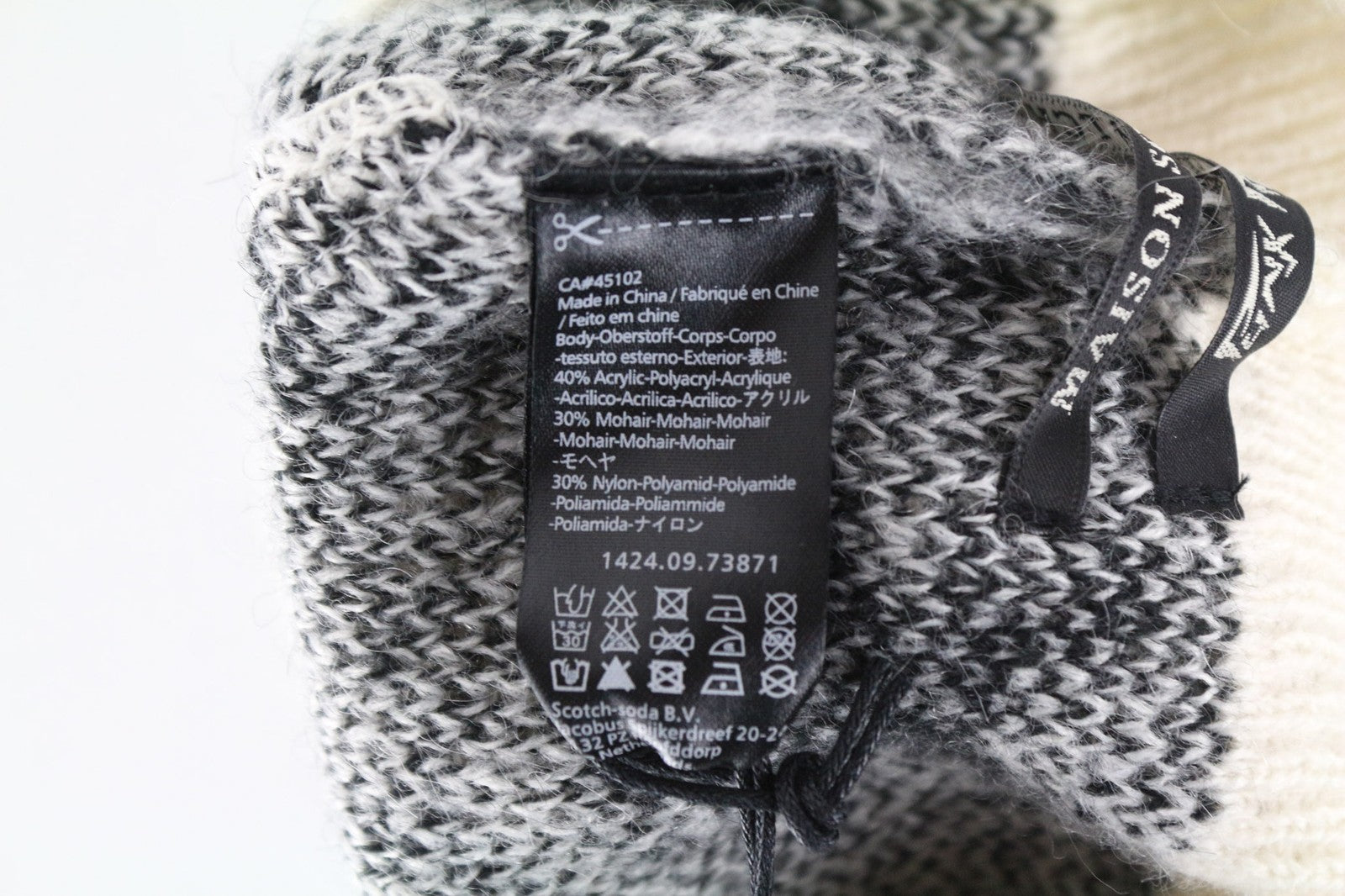 MAISON SCOTCH moteriškos šviesiai pilkos OS kepurės su žvaigždėmis ir moherio mišinio megztomis kepurėmis, 2 vnt. 