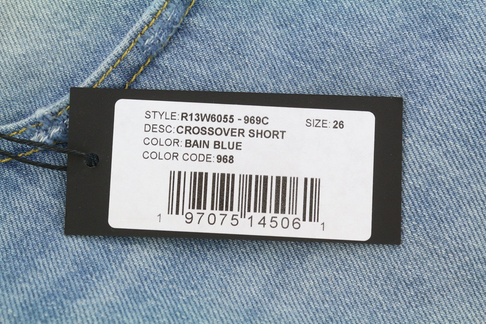 R13 moteriški šortai su kryželiu, 26 dydžio, skalbto džinso, asimetriški, su užtrauktuku, su įbrėžimais. RMK 599 € 