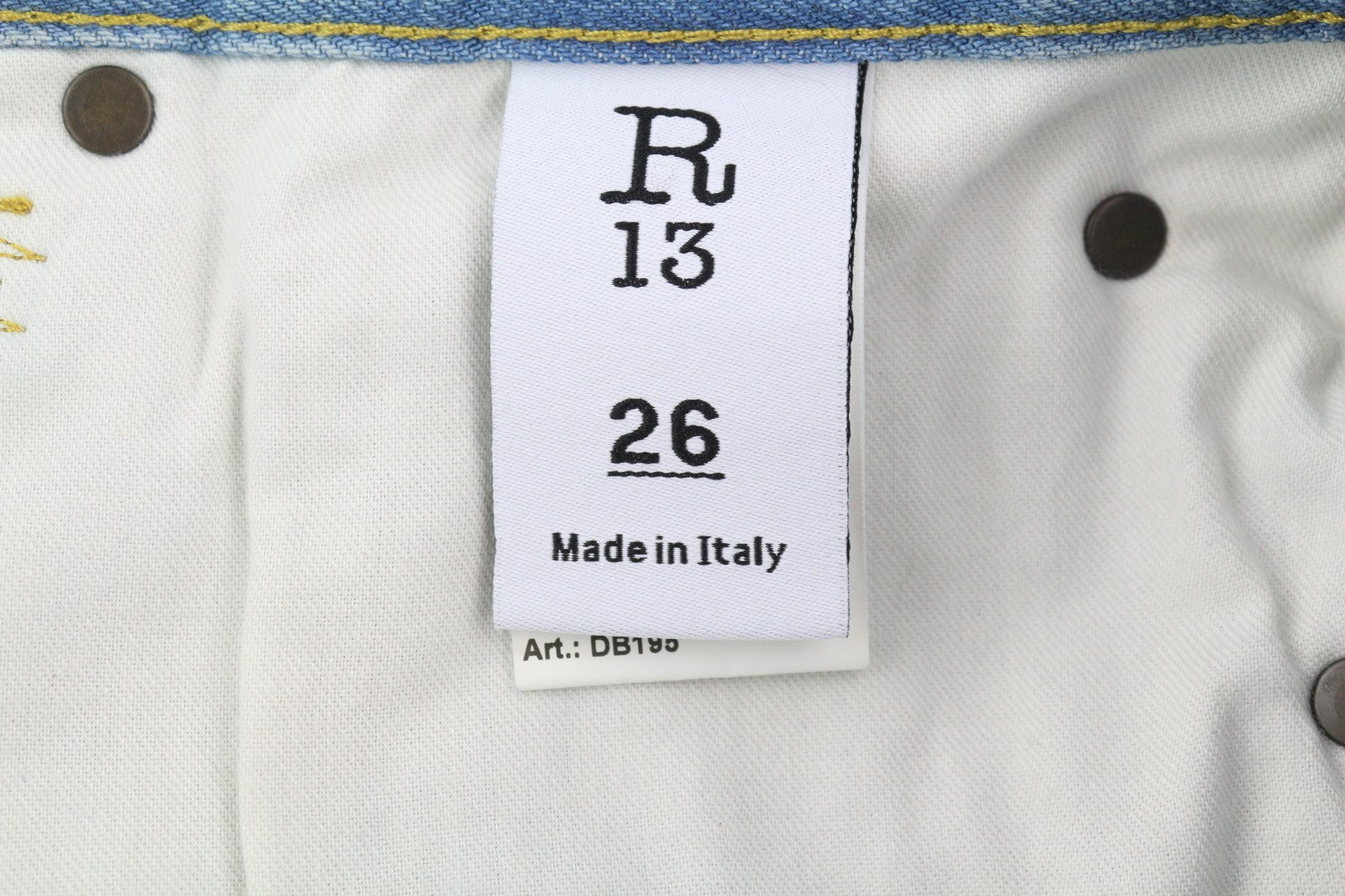 R13 moteriški šortai su kryželiu, 26 dydžio, skalbto džinso, asimetriški, su užtrauktuku, su įbrėžimais. RMK 599 € 