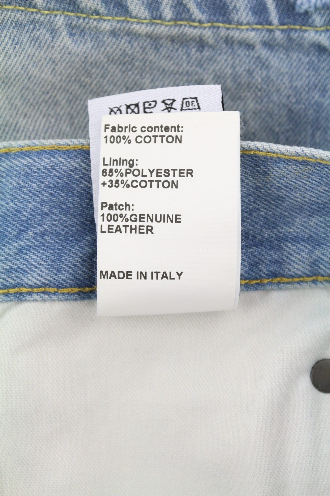 R13 moteriški šortai su kryželiu, 25, skalbto džinso mėlynumo, asimetriški, su apnašomis. RMK 599 €. 