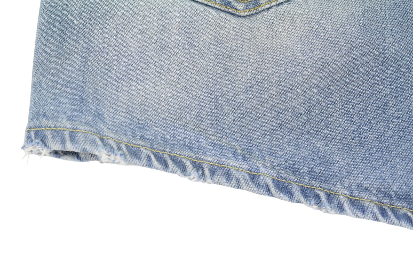 R13 moteriški šortai su kryželiu, 25, skalbto džinso mėlynumo, asimetriški, su apnašomis. RMK 599 €. 