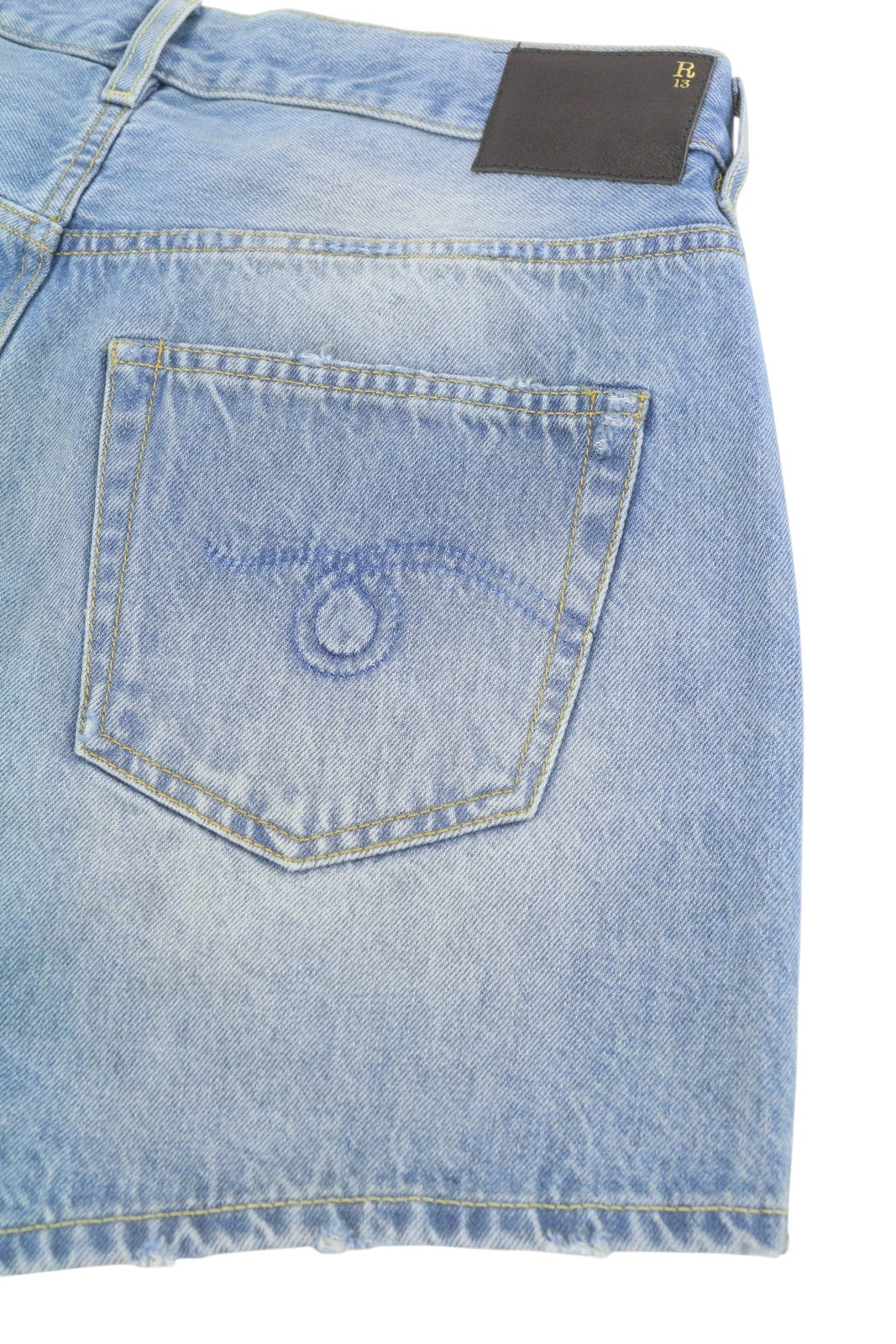 R13 moteriški šortai su kryželiu, 25, skalbto džinso mėlynumo, asimetriški, su apnašomis. RMK 599 €. 