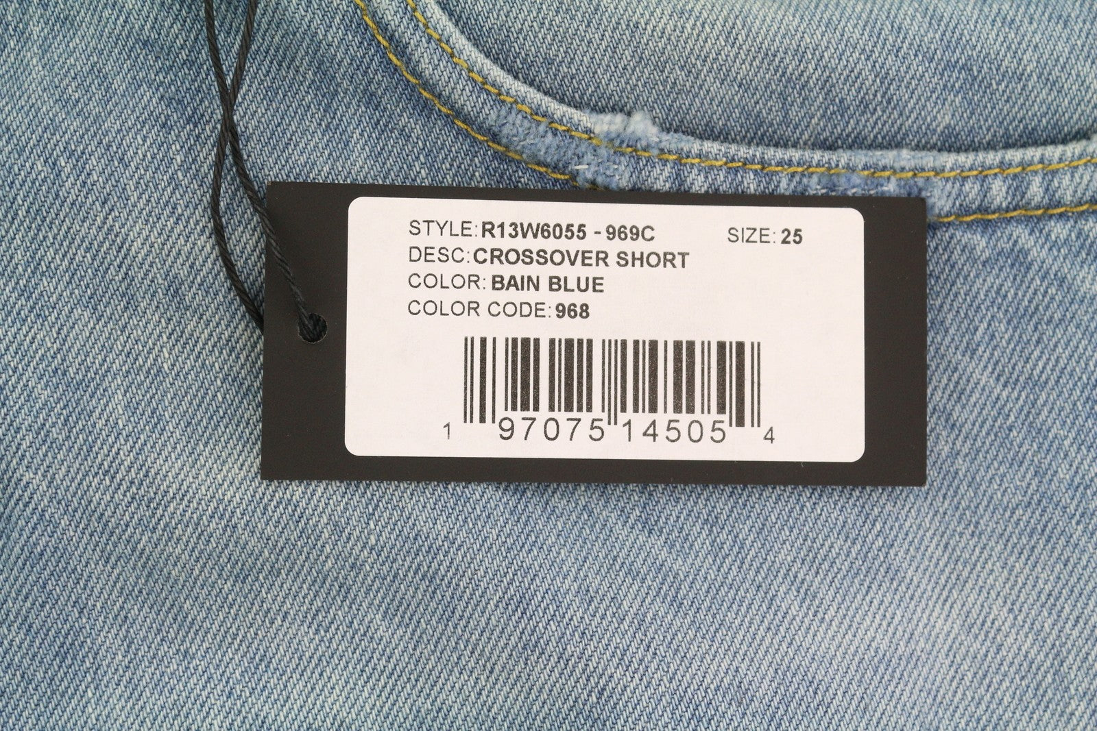 R13 moteriški šortai su kryželiu, 25, skalbto džinso mėlynumo, asimetriški, su apnašomis. RMK 599 €. 