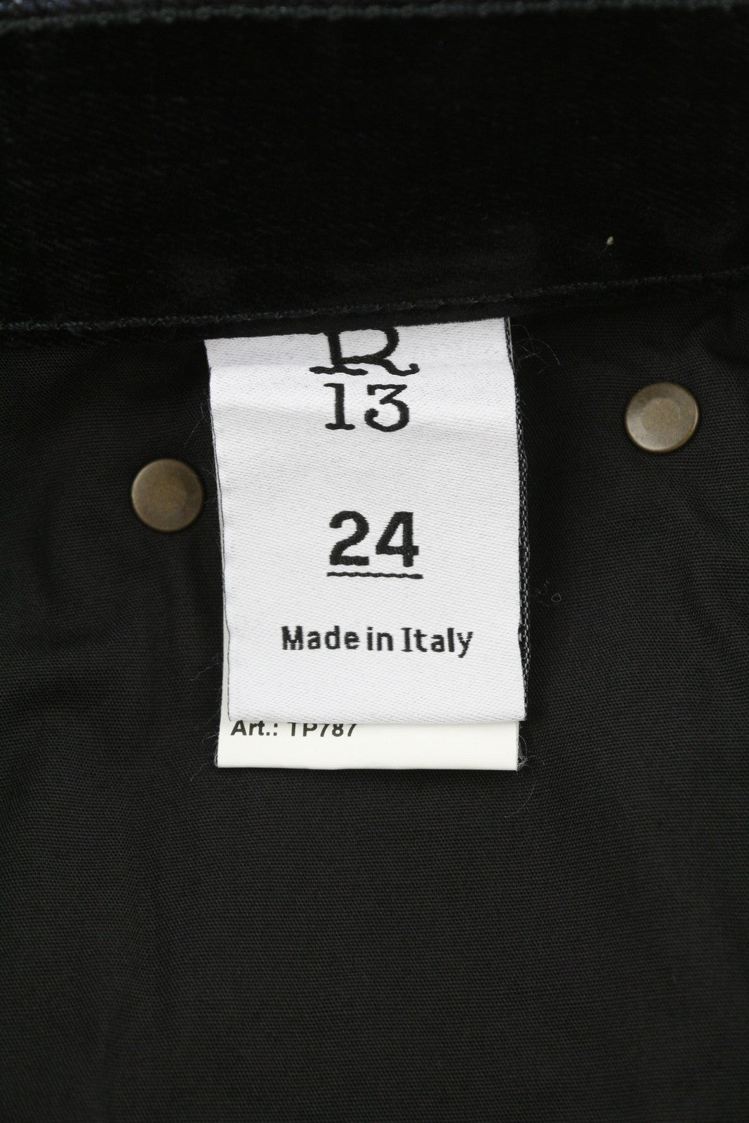 R13 Romeo moteriški džinsai 24 colių, juodi, trumpi, iki kulkšnių, žemo liemens, tamsūs. 