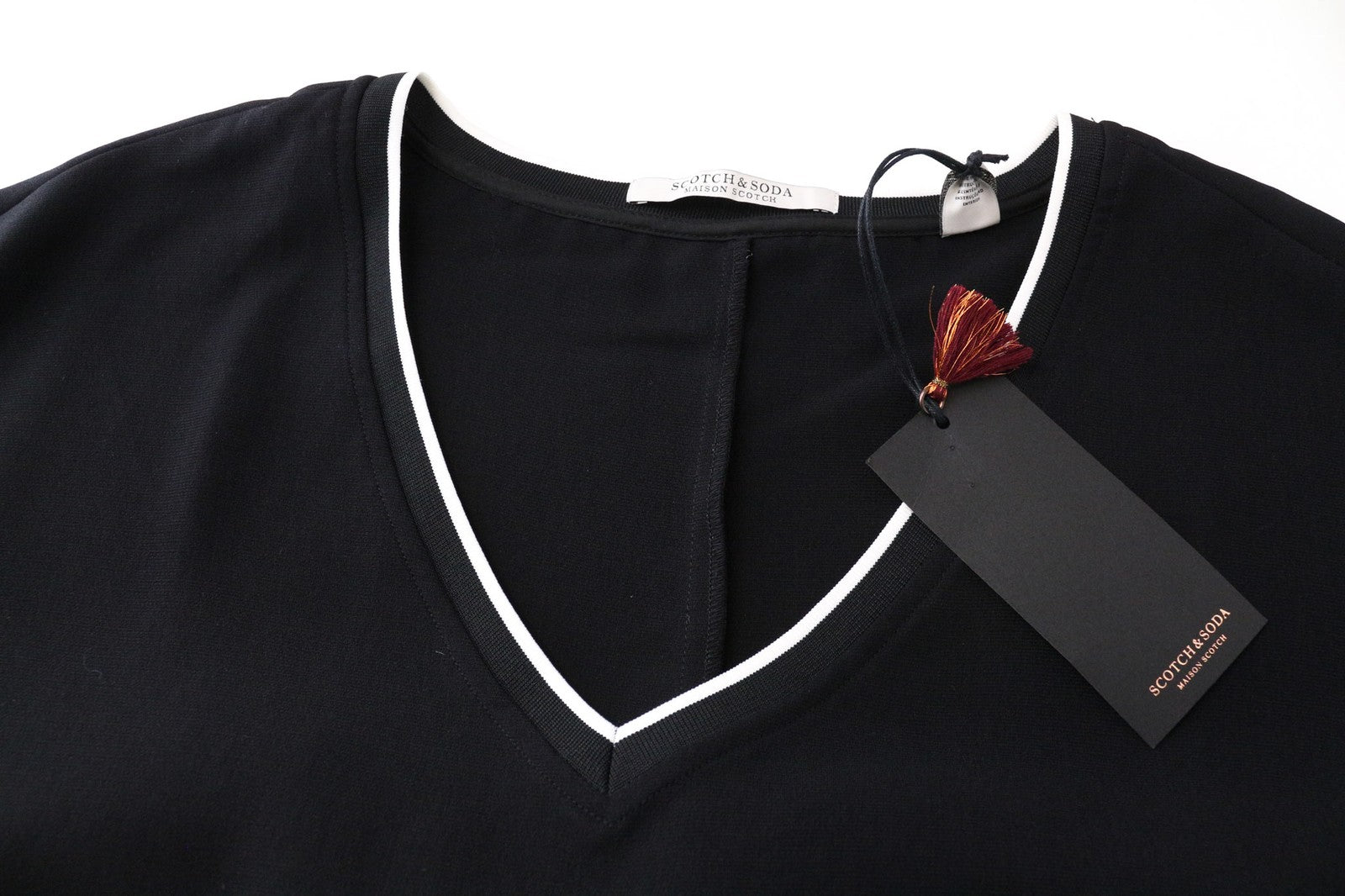 MAISON SCOTCH moteriška suknelė M dydžio, juoda, sluoksniuota, V formos iškirpte, trumpomis rankovėmis. 