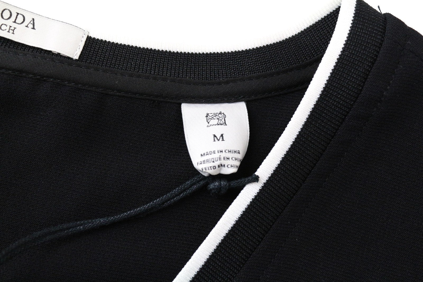 MAISON SCOTCH moteriška suknelė M dydžio, juoda, sluoksniuota, V formos iškirpte, trumpomis rankovėmis. 