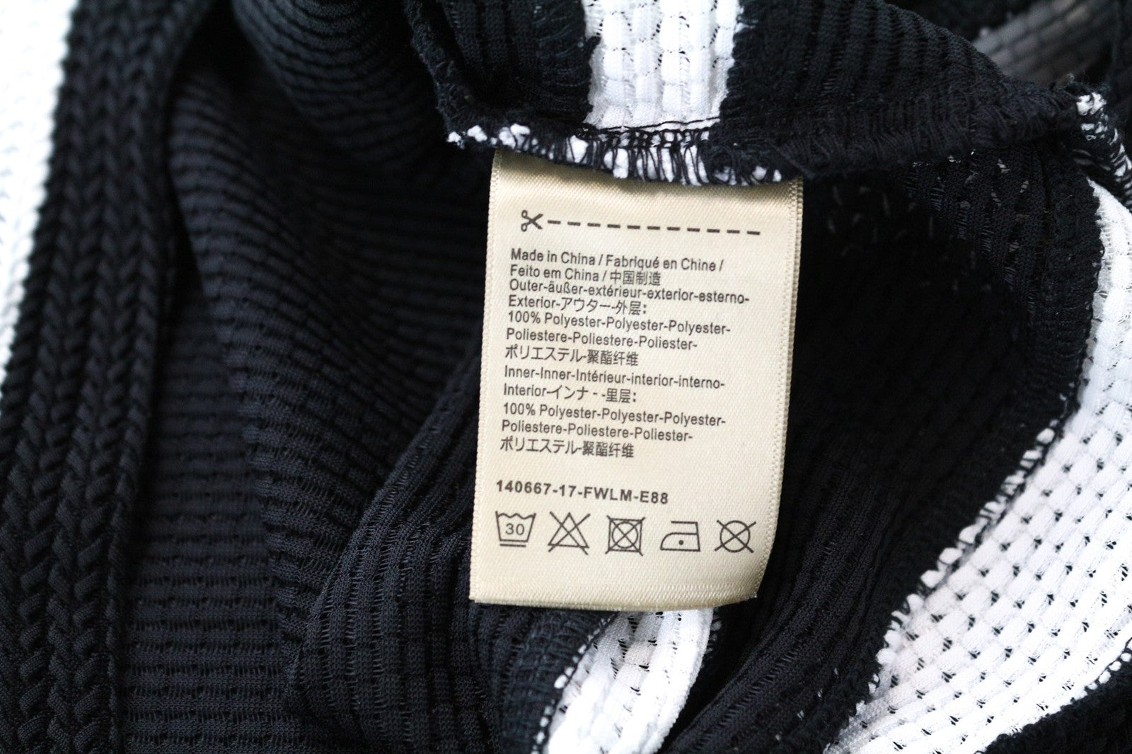 MAISON SCOTCH moteriška suknelė M dydžio, juoda, sluoksniuota, V formos iškirpte, trumpomis rankovėmis. 