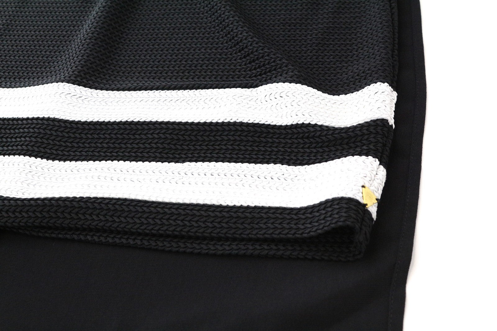 MAISON SCOTCH moteriška suknelė M dydžio, juoda, sluoksniuota, V formos iškirpte, trumpomis rankovėmis. 