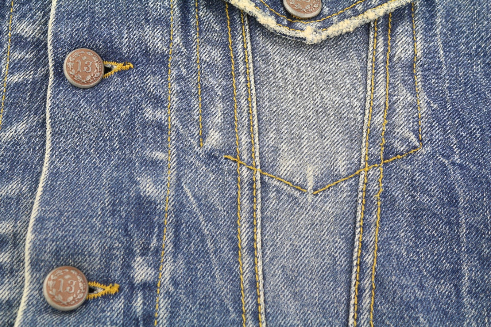 R13 Raglan Trucker moteriška striukė M Kelly Tex sagomis užsegama išblukusio skalbto džinso 