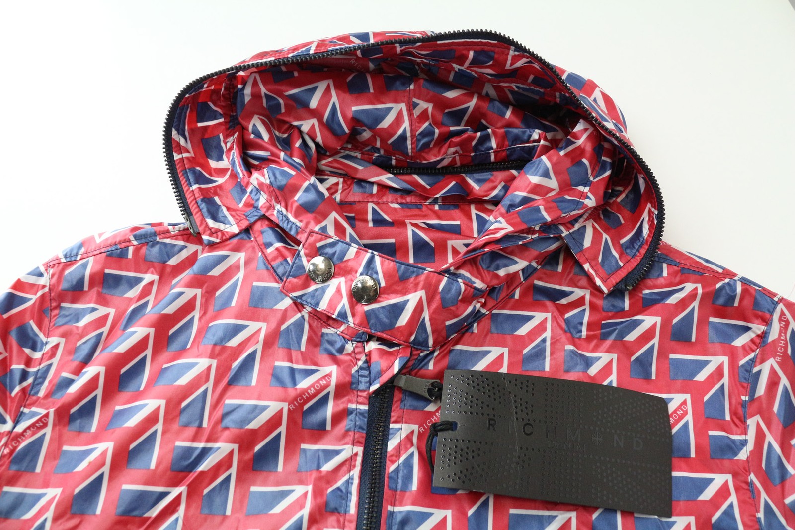 RICHMOND vyriška striukė IT48 raudona su gobtuvu ir vėjui nepraleidžiančia striuke, lengva, su užtrauktuku ir grafiniu užtrauktuku 