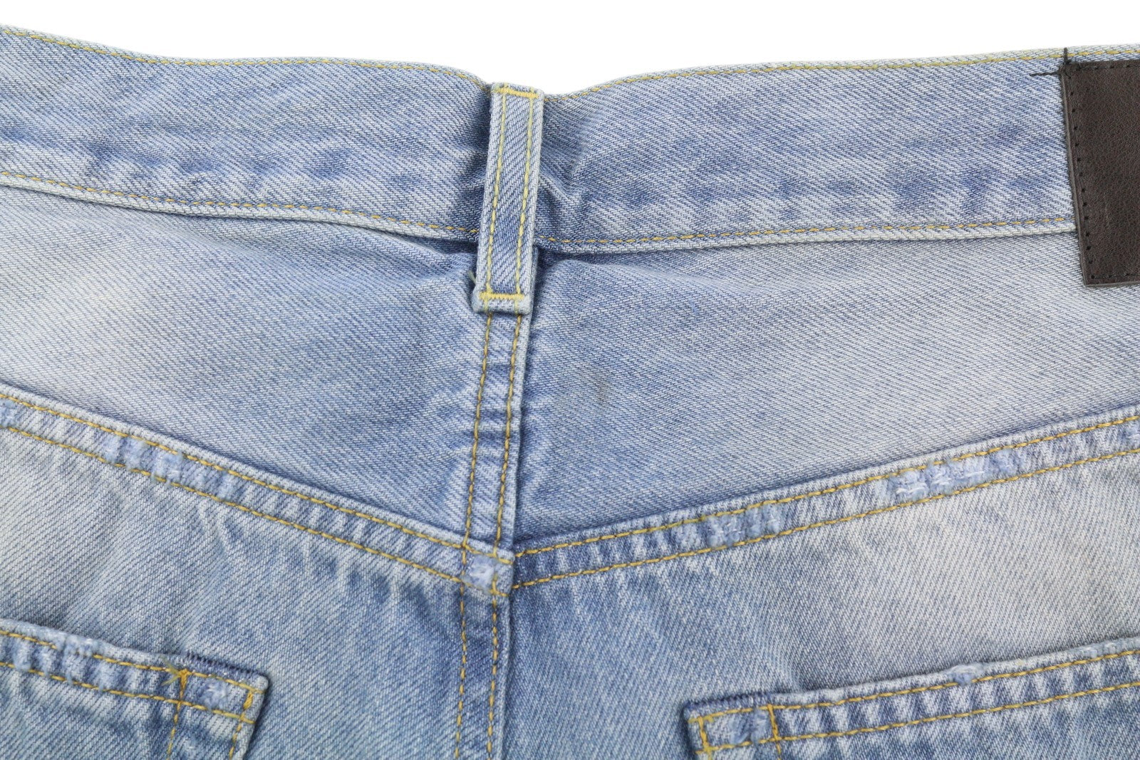 R13 moteriški šortai su kryželiu, 26 dydžio, išblukintos džinsinės mėlynos spalvos, asimetriški, su apnašomis. RMK 599 € 