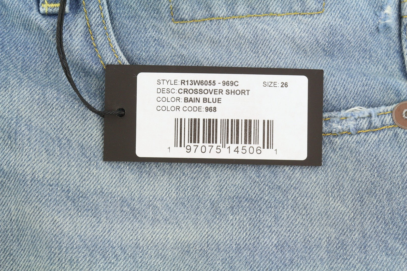 R13 moteriški šortai su kryželiu, 26 dydžio, išblukintos džinsinės mėlynos spalvos, asimetriški, su apnašomis. RMK 599 € 