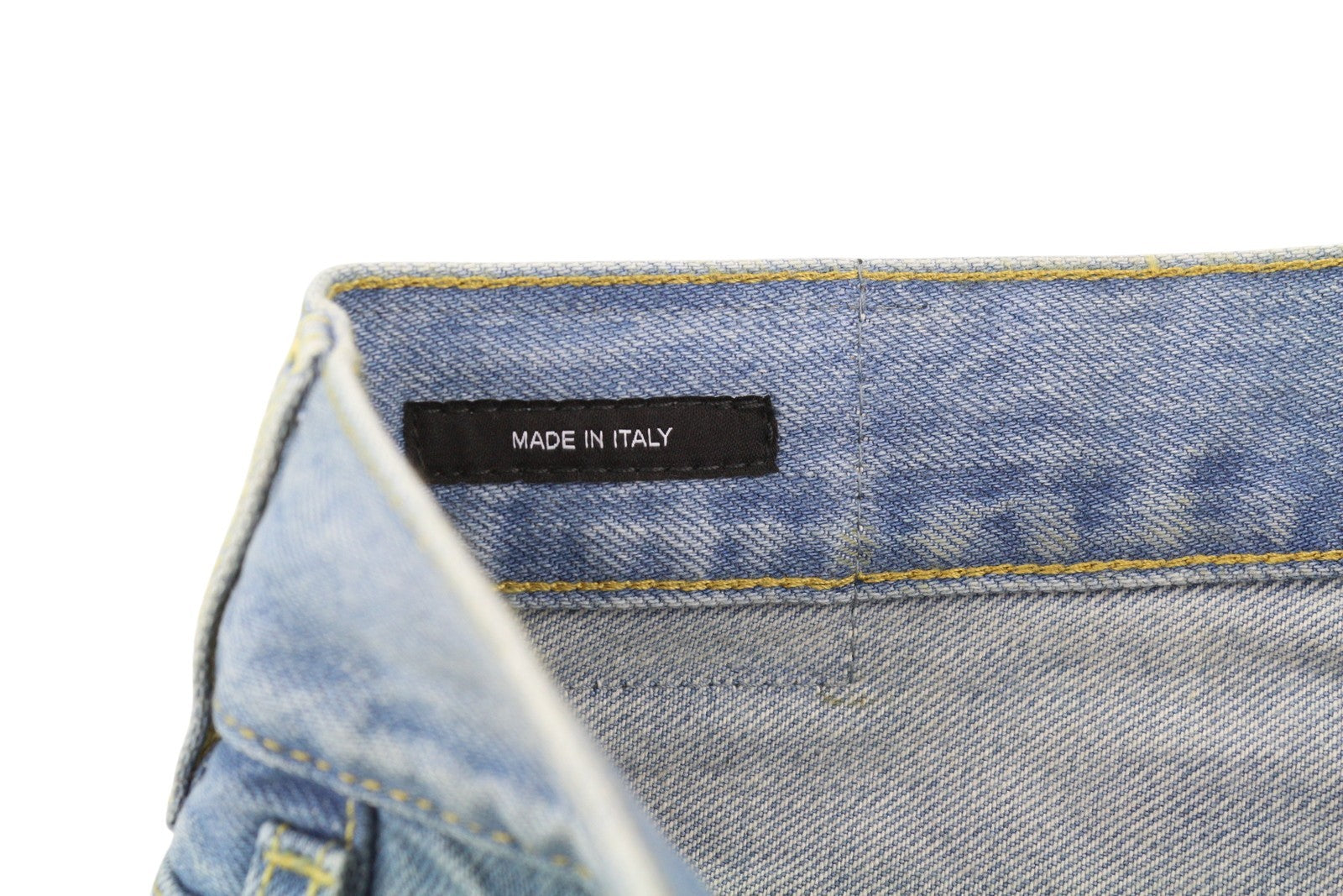 R13 moteriški šortai su kryželiu, 26 dydžio, išblukintos džinsinės mėlynos spalvos, asimetriški, su apnašomis. RMK 599 € 