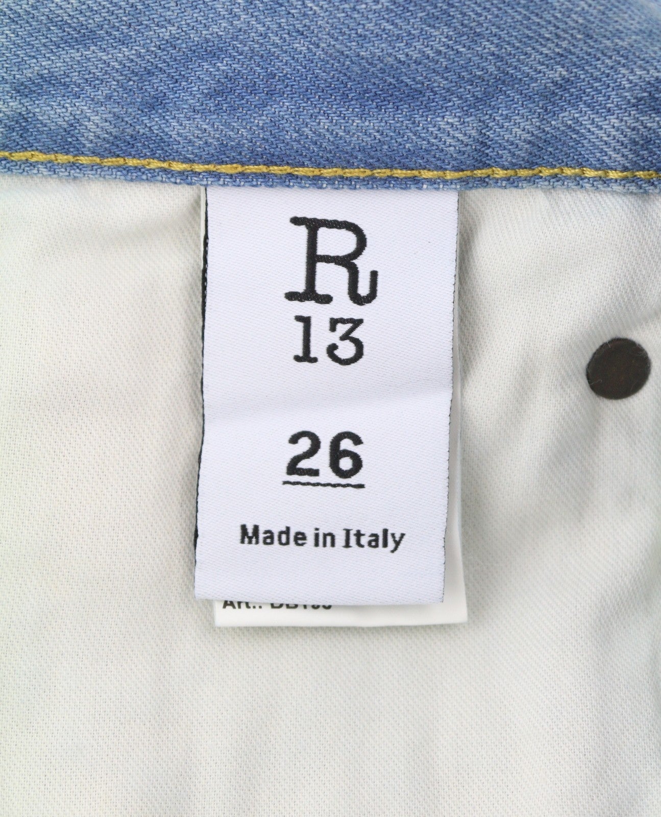 R13 moteriški šortai su kryželiu, 26 dydžio, išblukintos džinsinės mėlynos spalvos, asimetriški, su apnašomis. RMK 599 € 