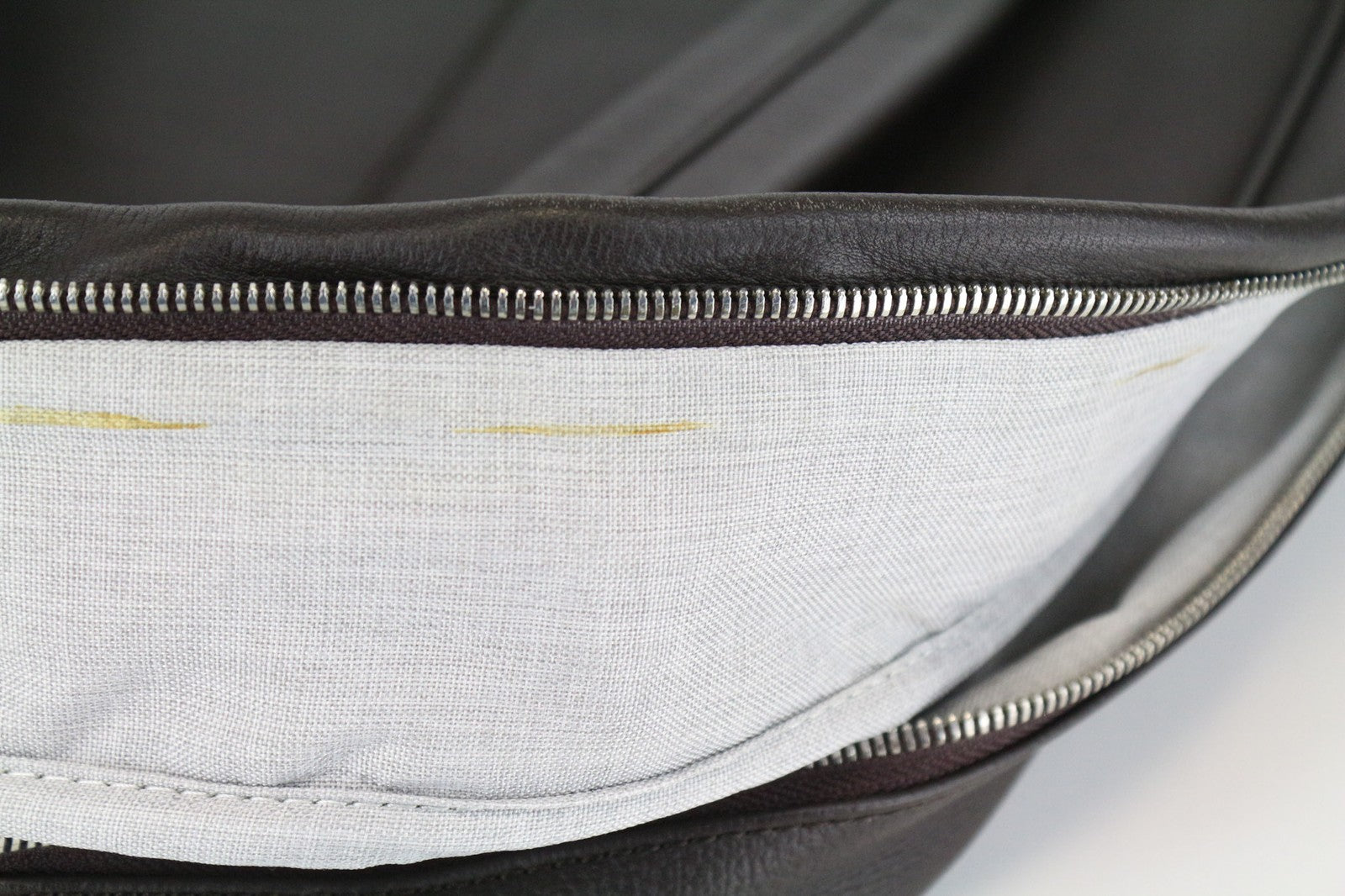 SUITSUPPLY vyriška kuprinė OS tamsiai ruda veršiuko oda su reguliuojamais dirželiais 