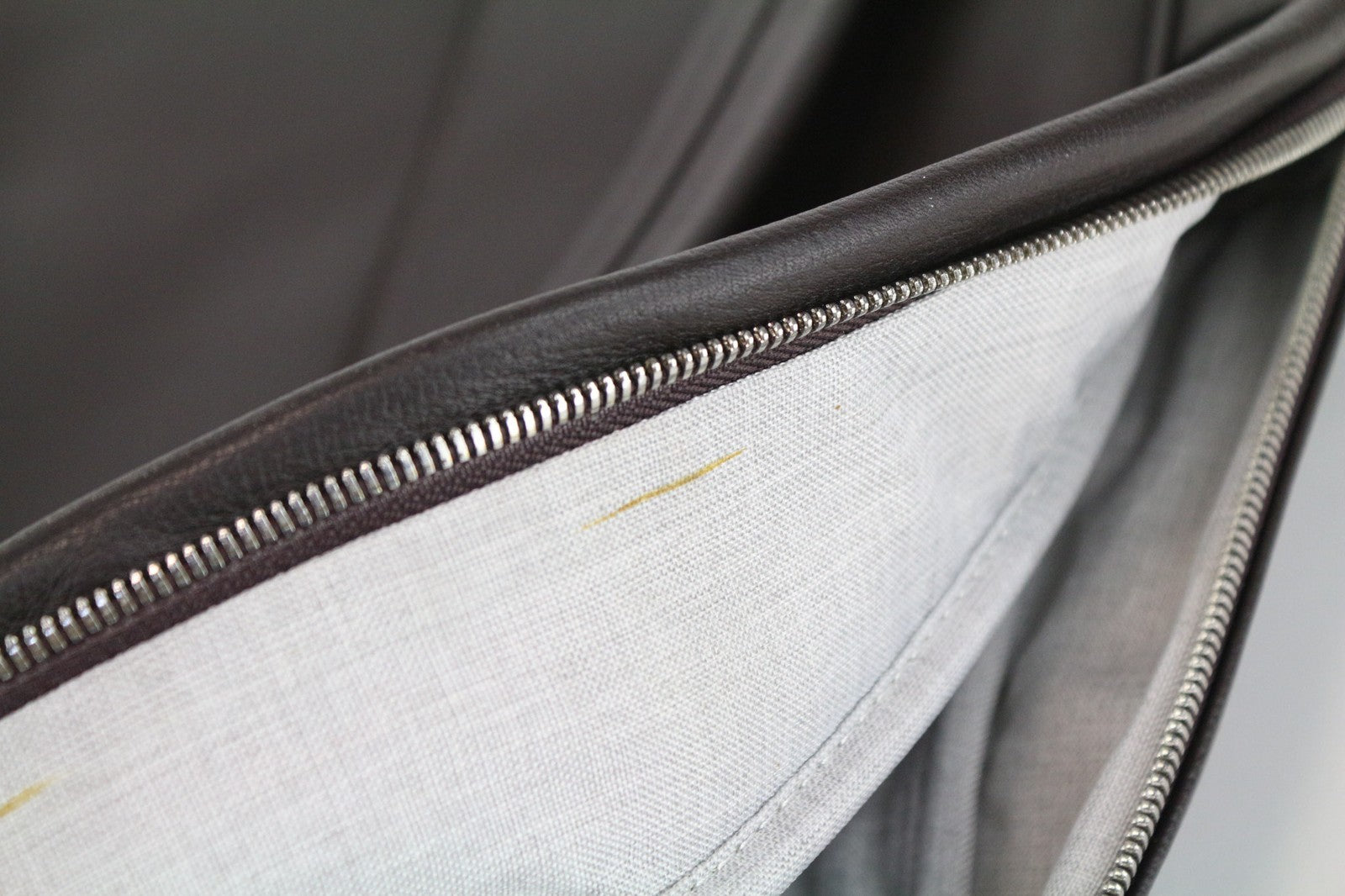 SUITSUPPLY vyriška kuprinė OS tamsiai ruda veršiuko oda su reguliuojamais dirželiais 