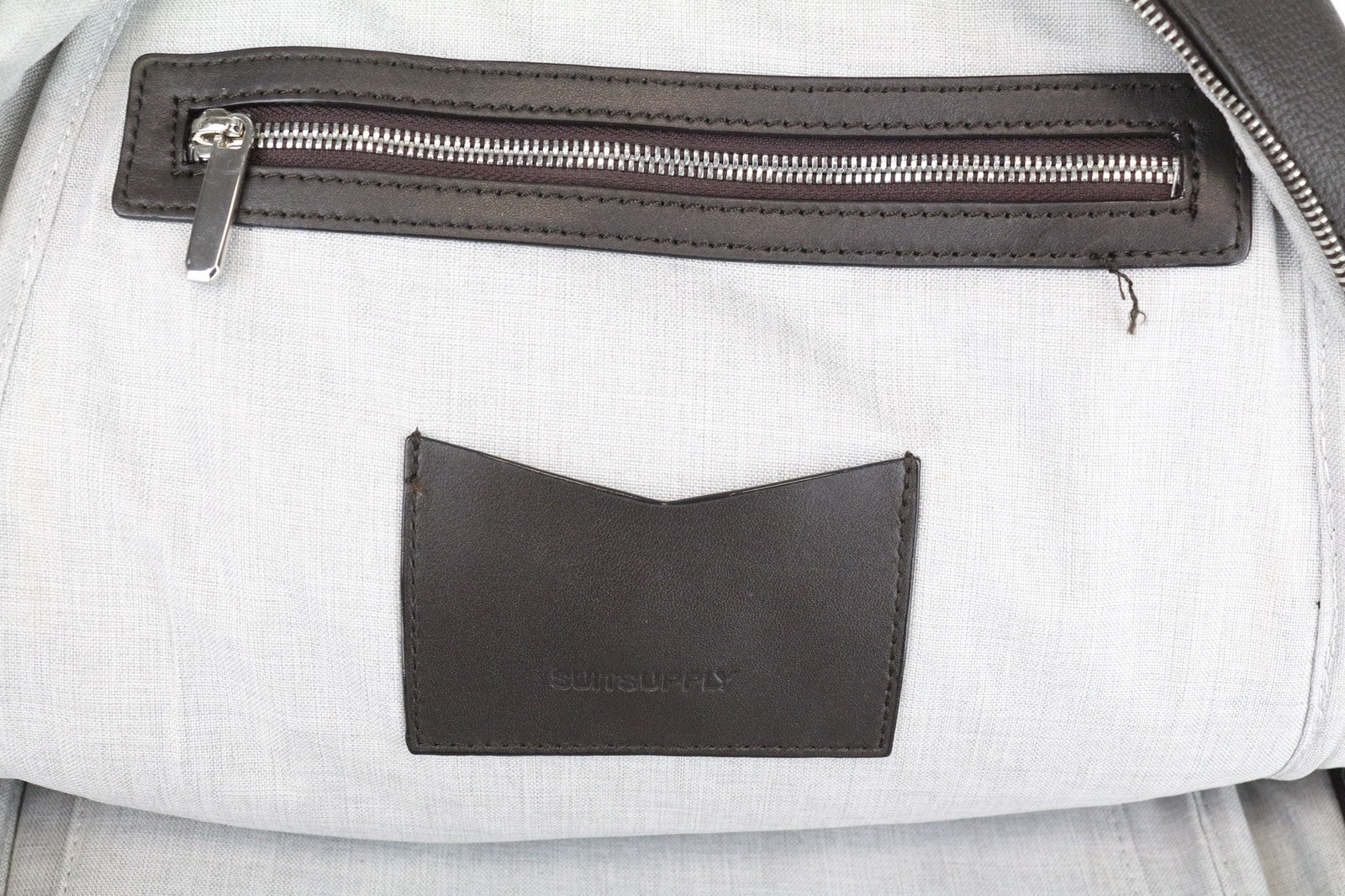 SUITSUPPLY vyriška kuprinė OS tamsiai ruda veršiuko oda su reguliuojamais dirželiais 