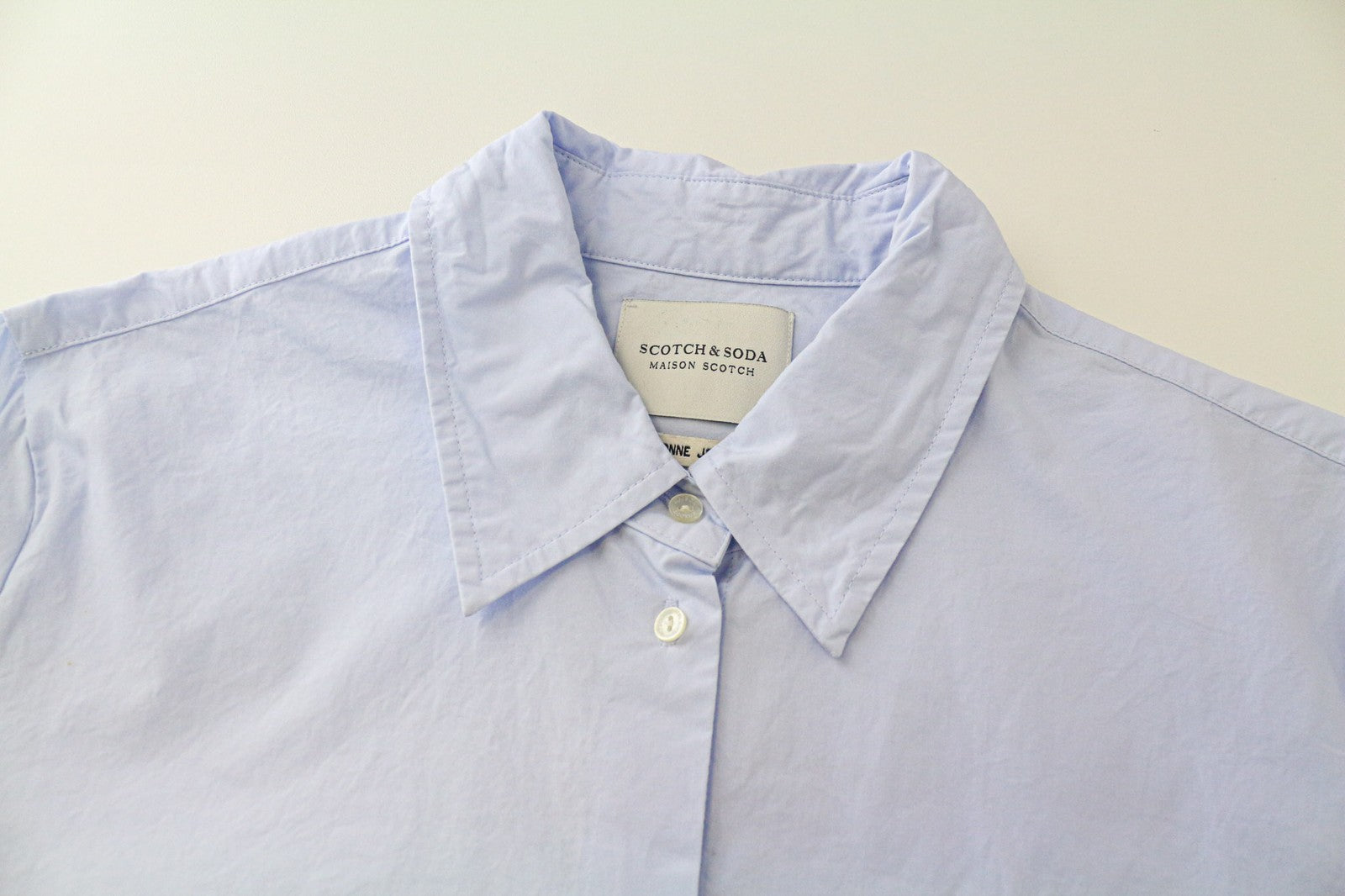 MAISON SCOTCH moteriški marškinėliai šviesiai mėlyni medvilniniai logotipai oficialios ilgomis rankovėmis M 