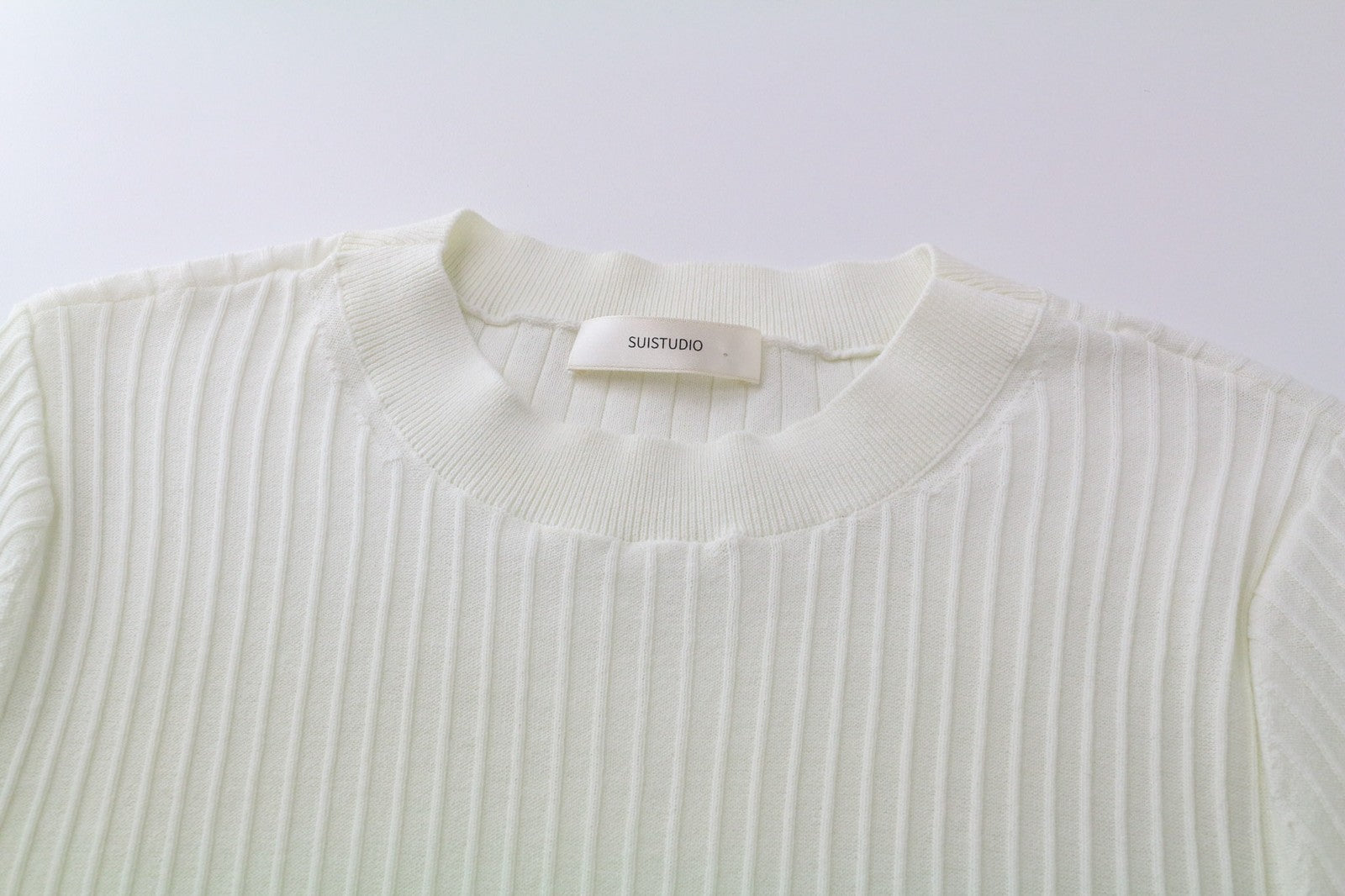 SUISTUDIO Randy moteriški marškinėliai XL dydžio balkšvai balti, briaunoti, ploni medvilniniai apvalios iškirptės marškinėliai 