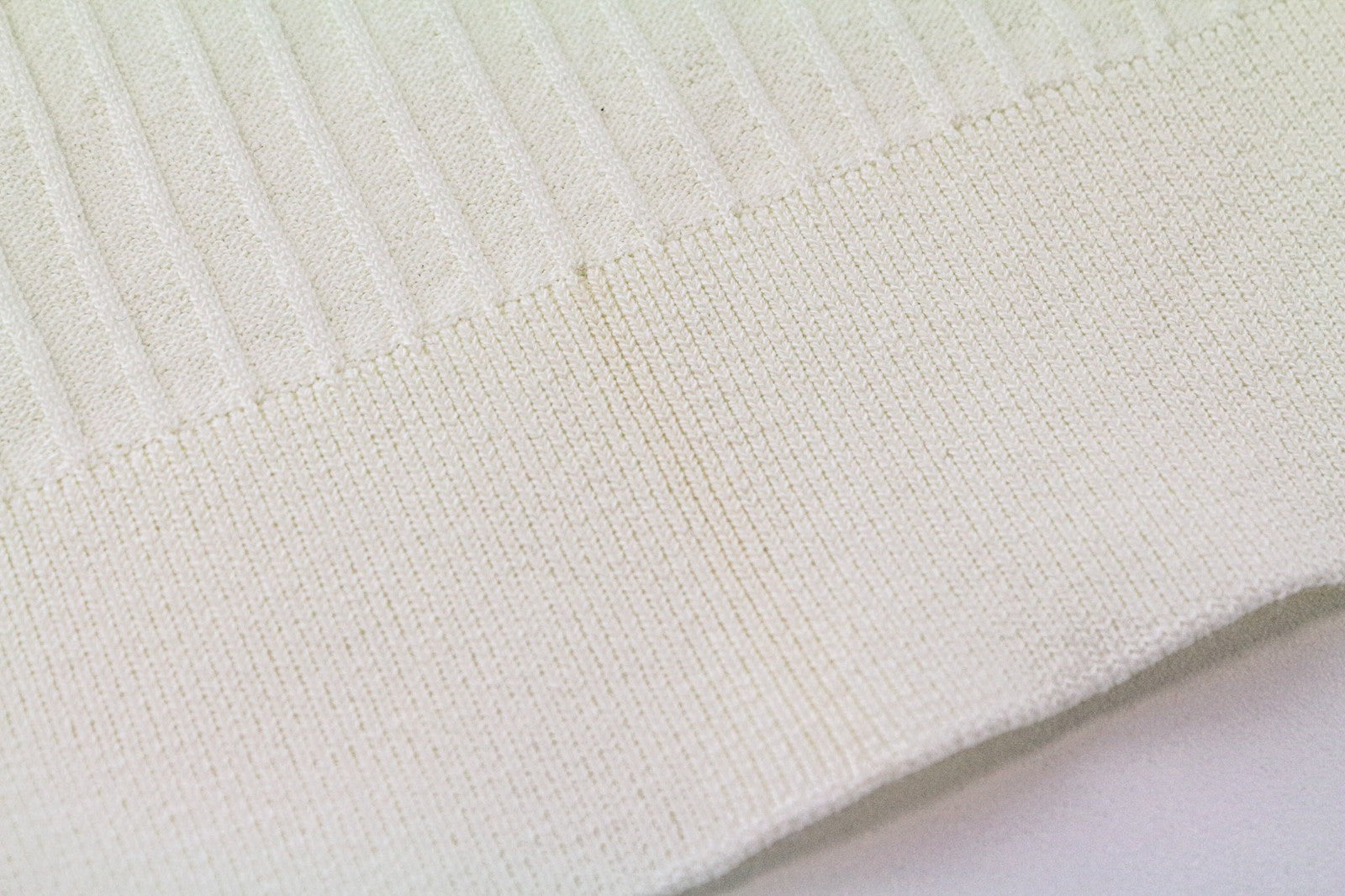 SUISTUDIO Randy moteriški marškinėliai XL dydžio balkšvai balti, briaunoti, ploni medvilniniai apvalios iškirptės marškinėliai 