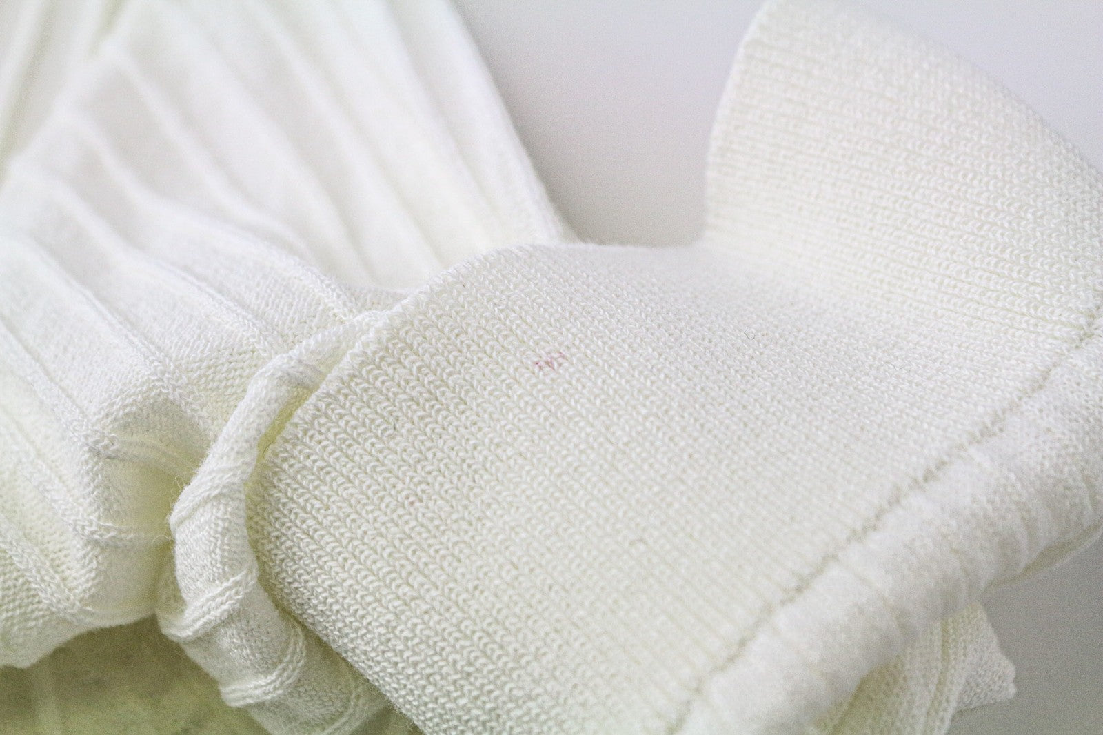 SUISTUDIO Randy moteriški marškinėliai XL dydžio balkšvai balti, briaunoti, ploni medvilniniai apvalios iškirptės marškinėliai 