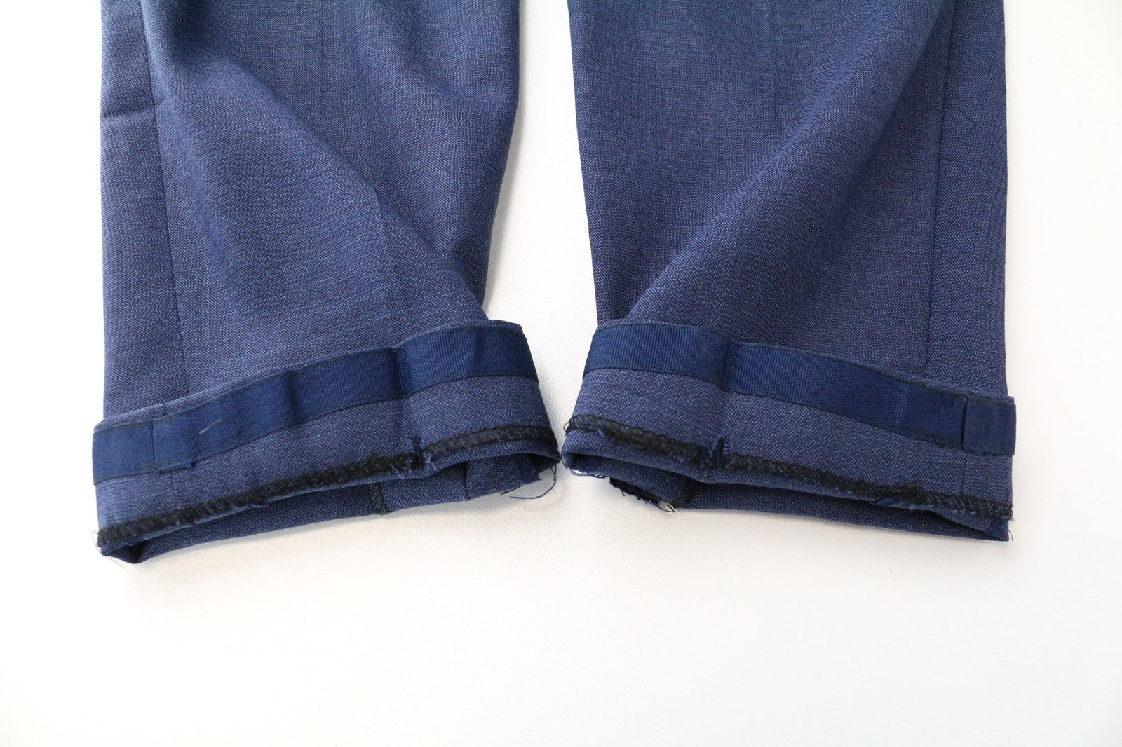 SUISTUDIO pilkos moteriškos kelnės UK14S mėlynos plonos melanžo grynos vilnos plokščia priekine dalimi 