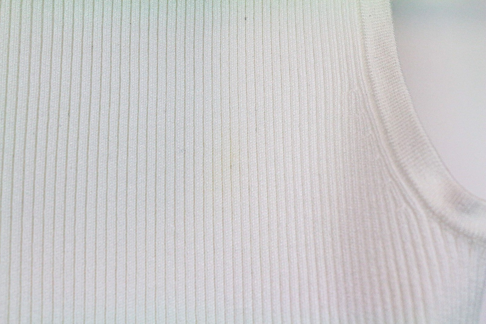 SUISTUDIO Blanca moteriški marškinėliai XS, balti berankoviai briaunoti apvalios iškirptės marškinėliai 