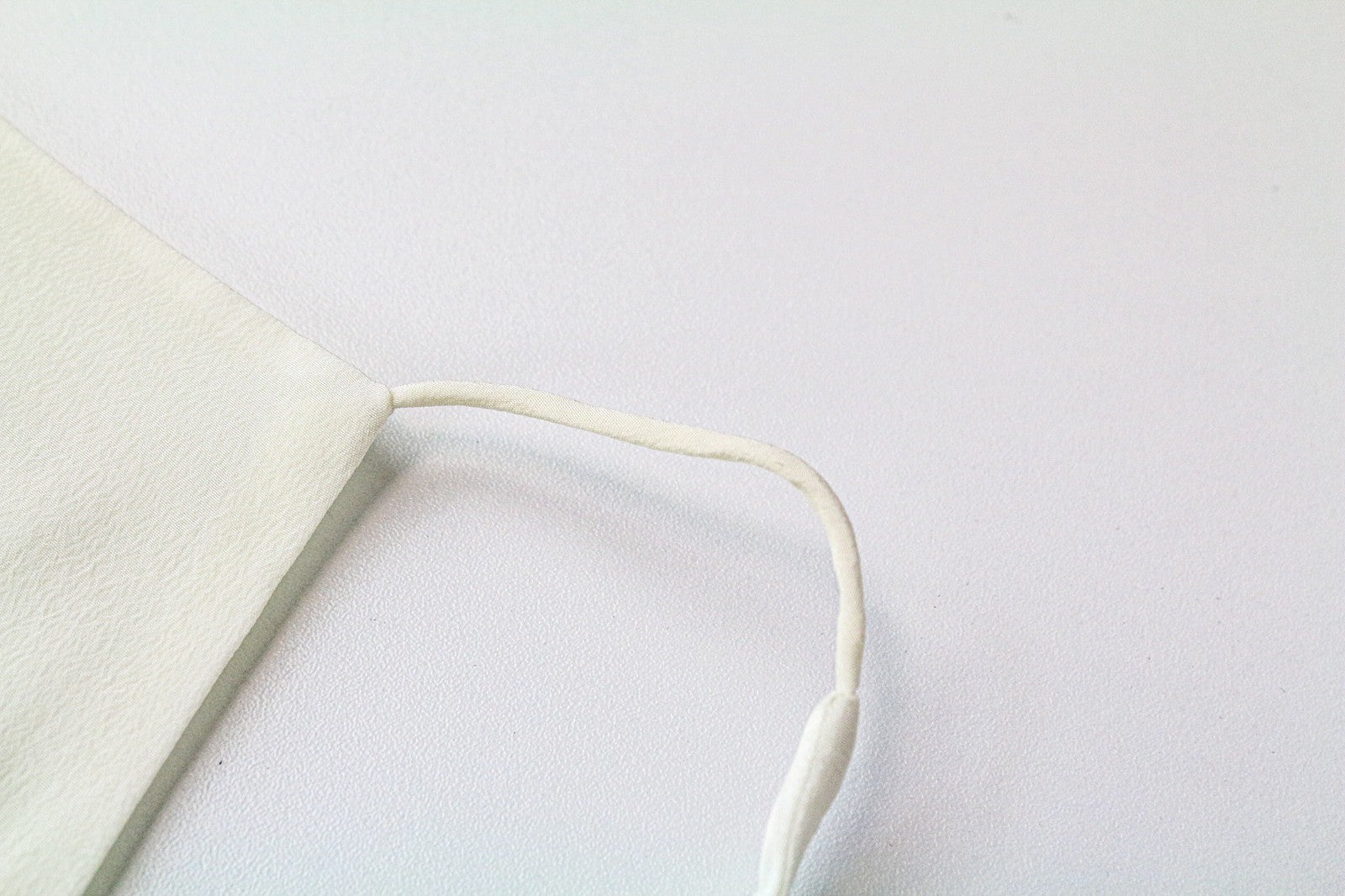 SUISTUDIO Rickie moteriški marškinėliai su UK10 balkšvais šilko plonais V formos iškirpte be rankovių 