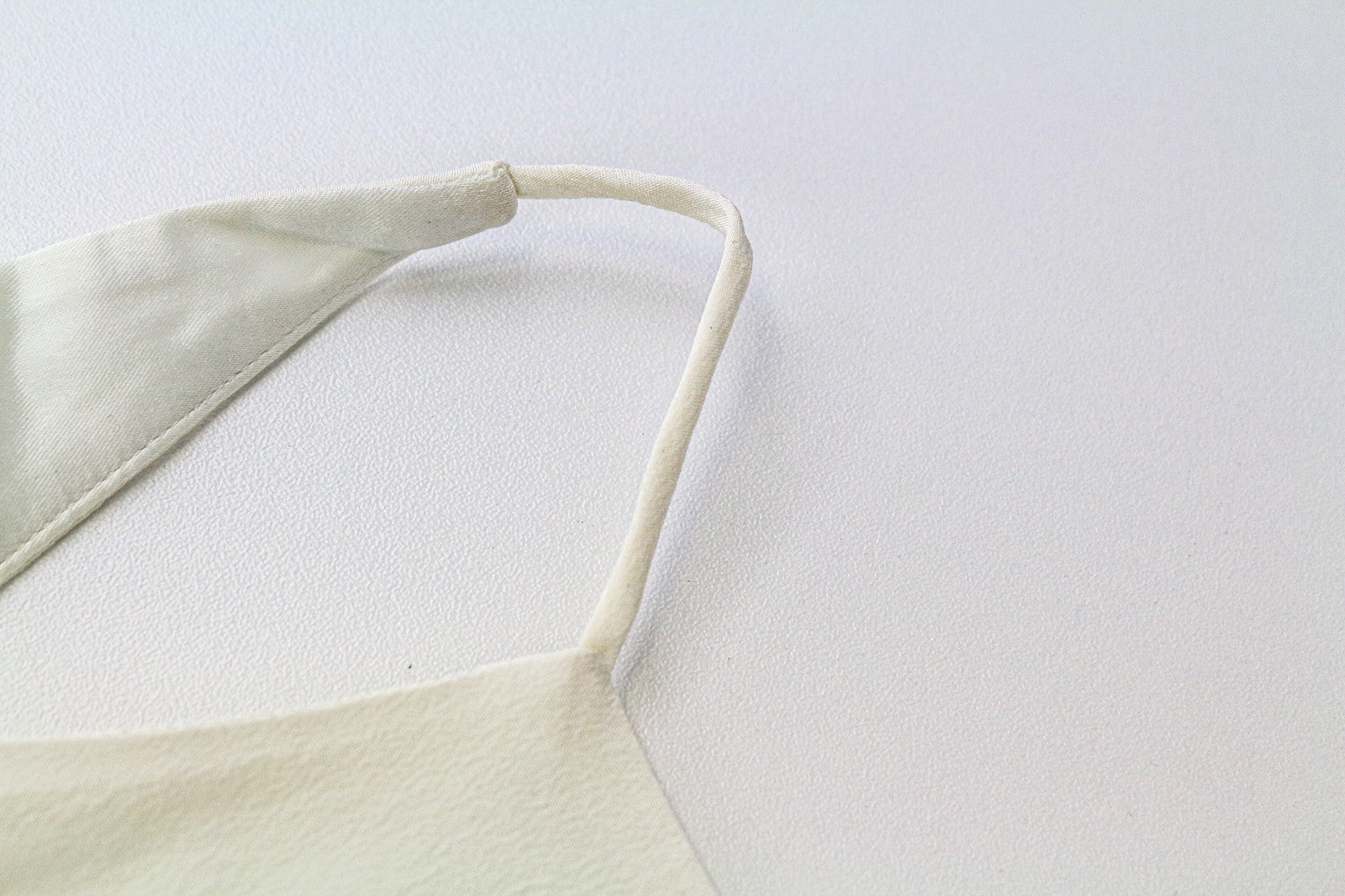 SUISTUDIO Rickie moteriški marškinėliai su UK10 balkšvais šilko plonais V formos iškirpte be rankovių 