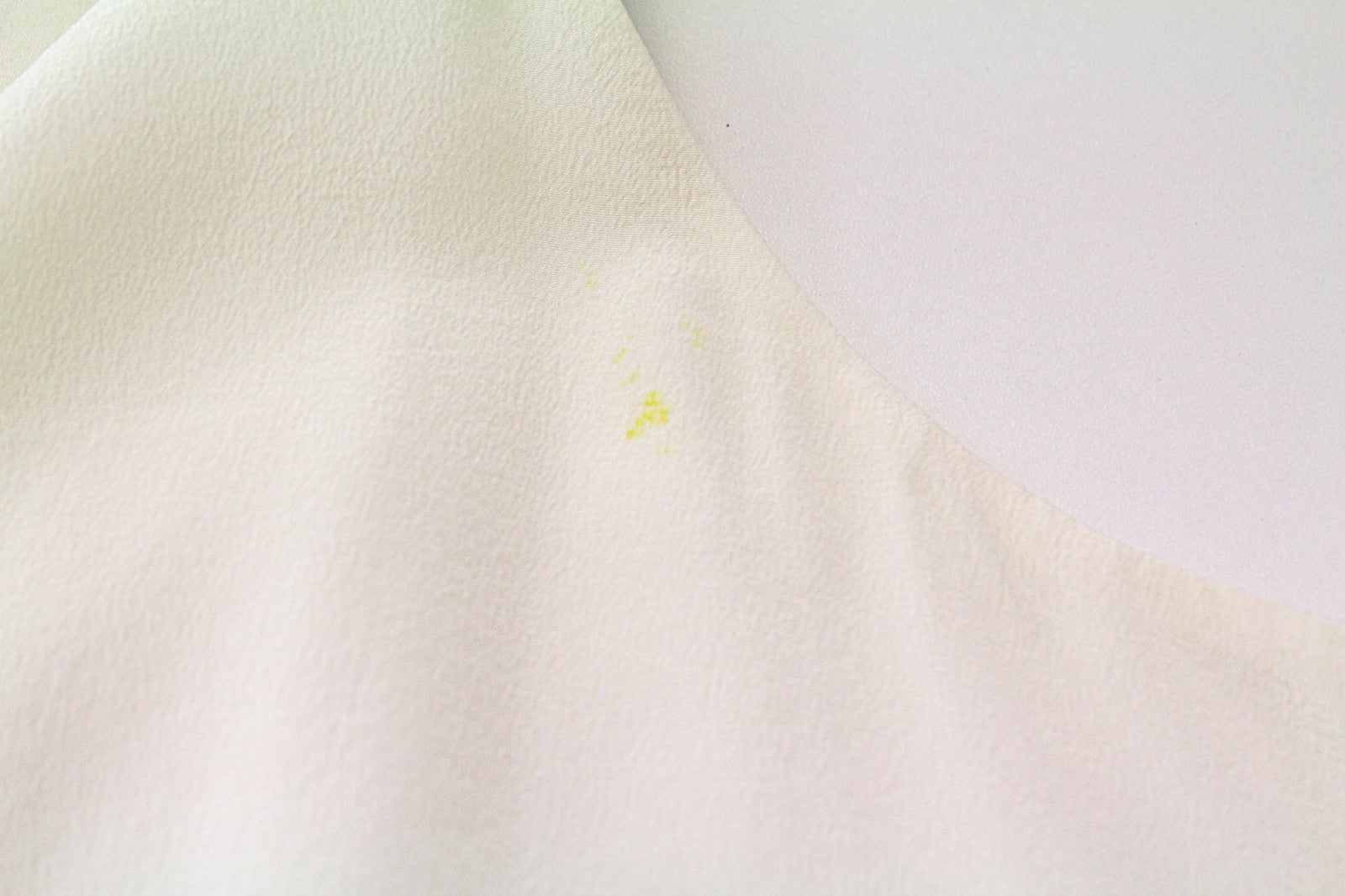 SUISTUDIO Rickie moteriški marškinėliai su UK10 balkšvais šilko plonais V formos iškirpte be rankovių 