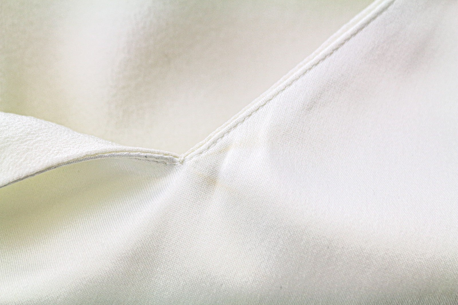 SUISTUDIO Rickie moteriški marškinėliai su UK10 balkšvais šilko plonais V formos iškirpte be rankovių 