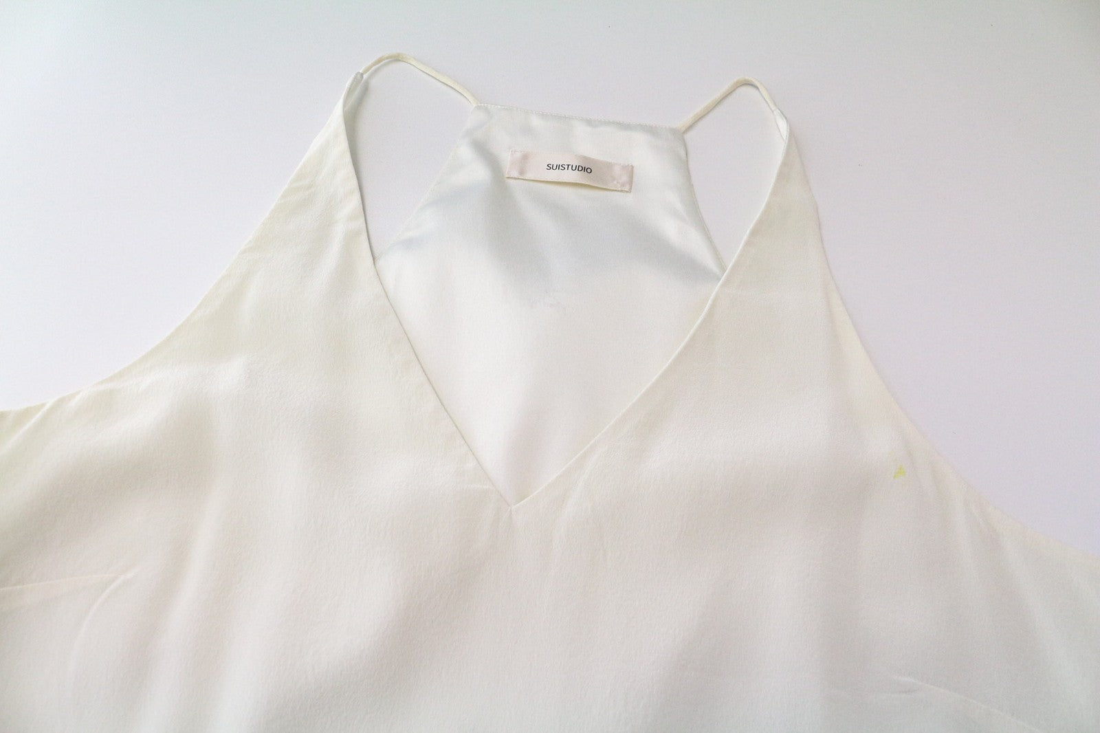 SUISTUDIO Rickie moteriški marškinėliai su UK10 balkšvais šilko plonais V formos iškirpte be rankovių 
