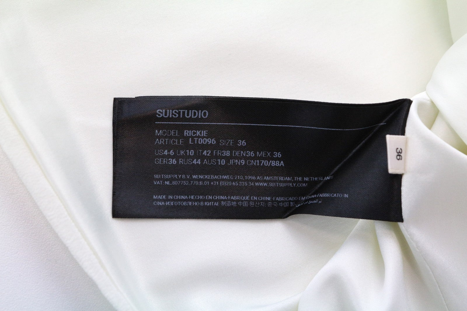 SUISTUDIO Rickie moteriški marškinėliai su UK10 balkšvais šilko plonais V formos iškirpte be rankovių 