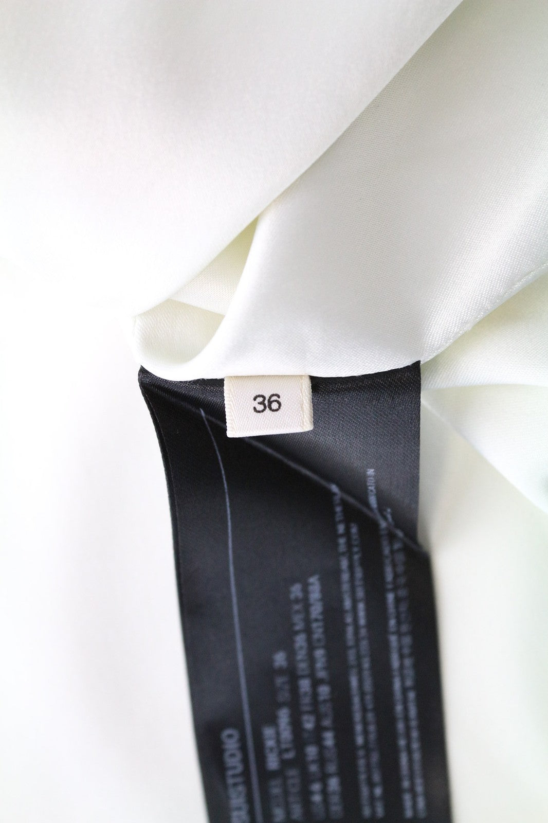 SUISTUDIO Rickie moteriški marškinėliai su UK10 balkšvais šilko plonais V formos iškirpte be rankovių 