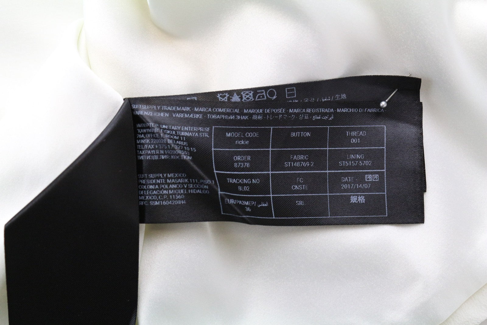 SUISTUDIO Rickie moteriški marškinėliai su UK10 balkšvais šilko plonais V formos iškirpte be rankovių 