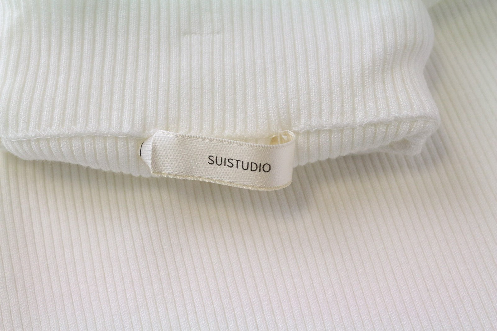 SUISTUDIO Blanca moteriški marškinėliai be rankovių, briaunoti, balkšvi, ploni, aukštu kaklu 