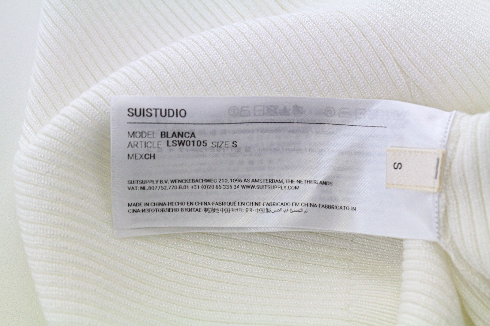 SUISTUDIO Blanca moteriški marškinėliai be rankovių, briaunoti, balkšvi, ploni, aukštu kaklu 