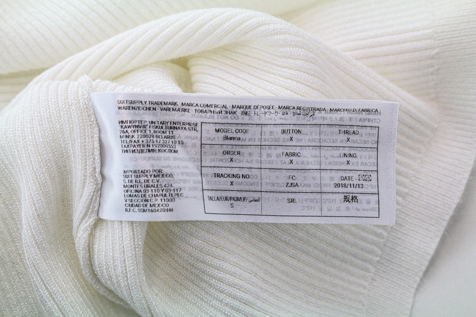 SUISTUDIO Blanca moteriški marškinėliai be rankovių, briaunoti, balkšvi, ploni, aukštu kaklu 