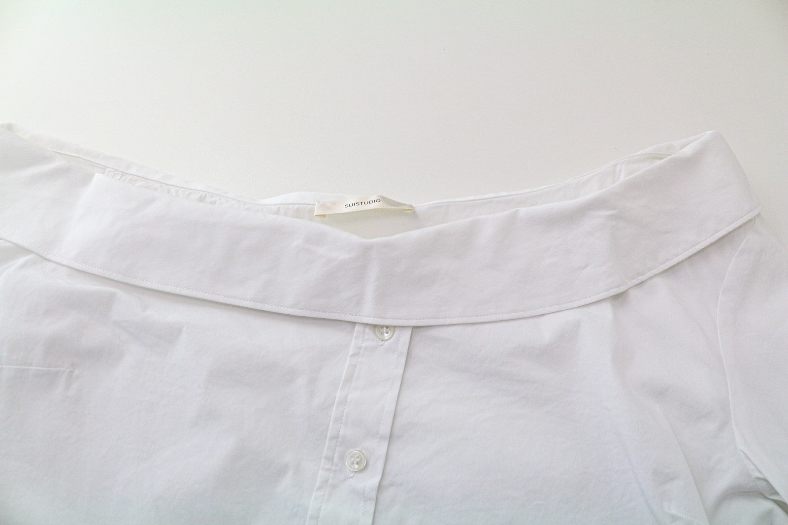 SUISTUDIO Bob moteriški marškinėliai, UK12, balti, ploni, klasikiniai, su atvirais pečiais. 