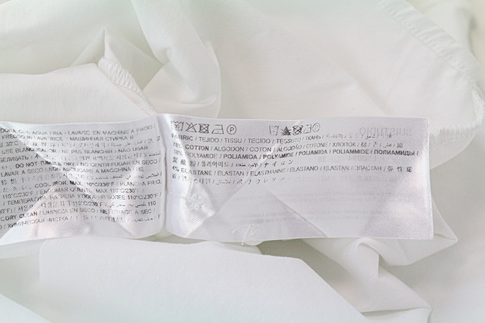 SUISTUDIO Bob moteriški marškinėliai, UK12, balti, ploni, klasikiniai, su atvirais pečiais. 