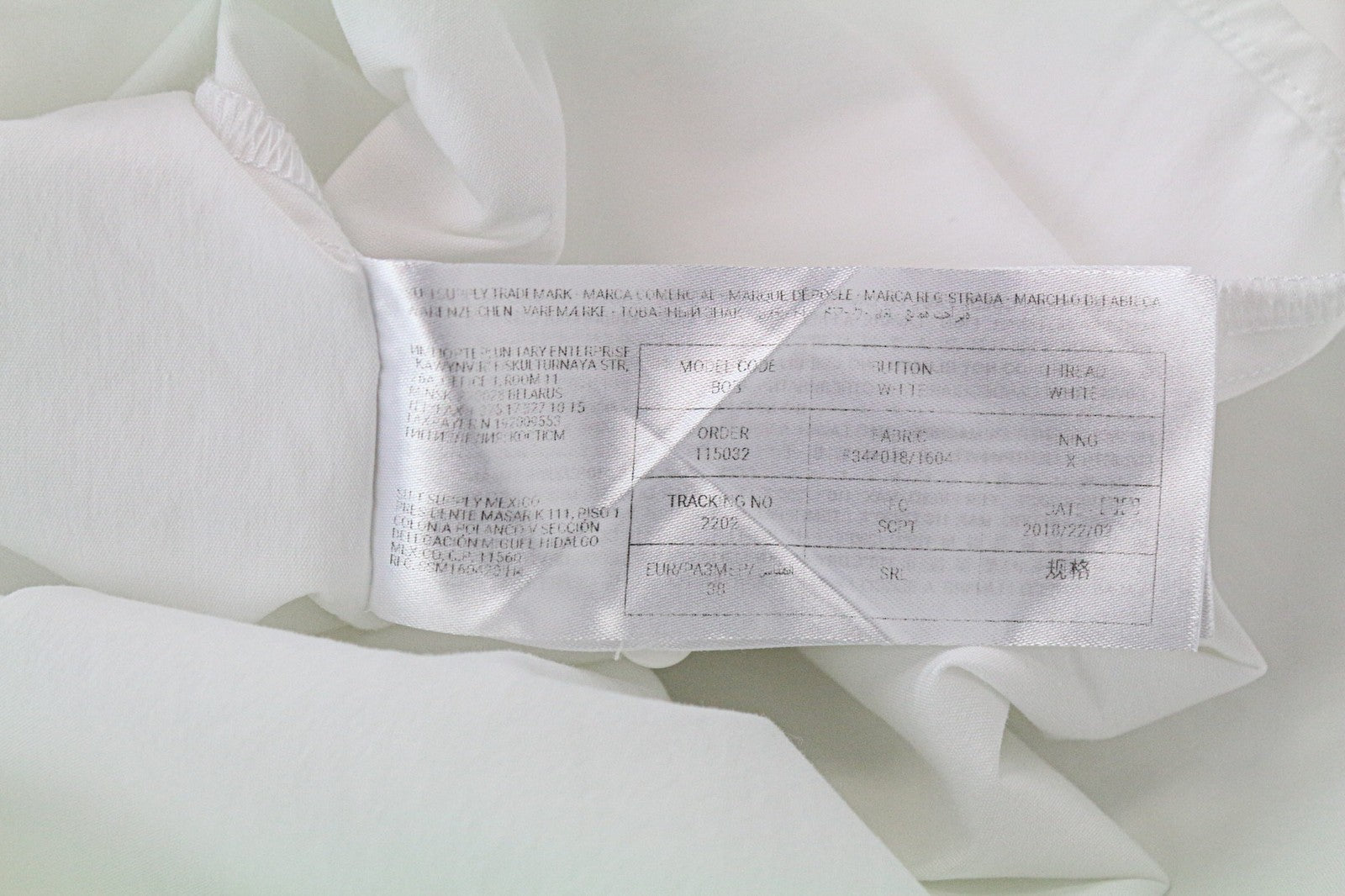 SUISTUDIO Bob moteriški marškinėliai, UK12, balti, ploni, klasikiniai, su atvirais pečiais. 