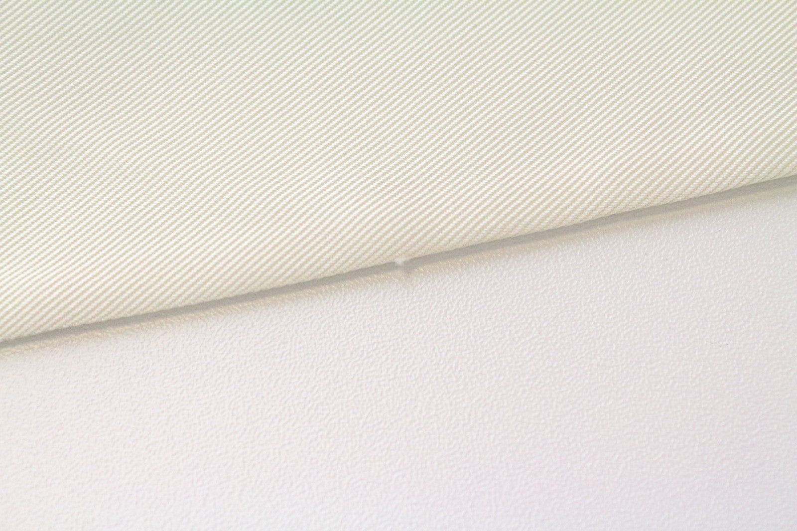 SUISTUDIO Alaska moteriški viršutiniai drabužiai, UK8, kreminės spalvos, šilko mišinio, plona, ​​padalinta kaklo iškirpte, surišama palaidine 